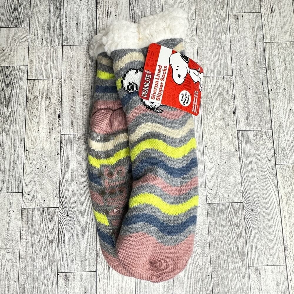 NWT Peanuts Snoopy Sherpa Lined Slipper Socks